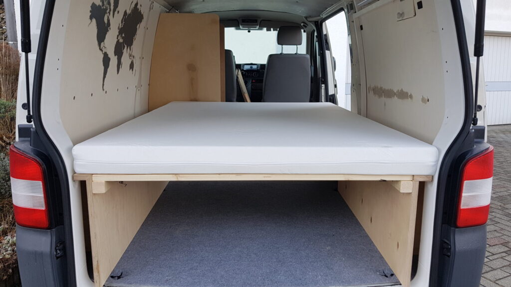 Das Bett im WulliBulli benötigt viel Platz, ist aber äußerst flexibel.
