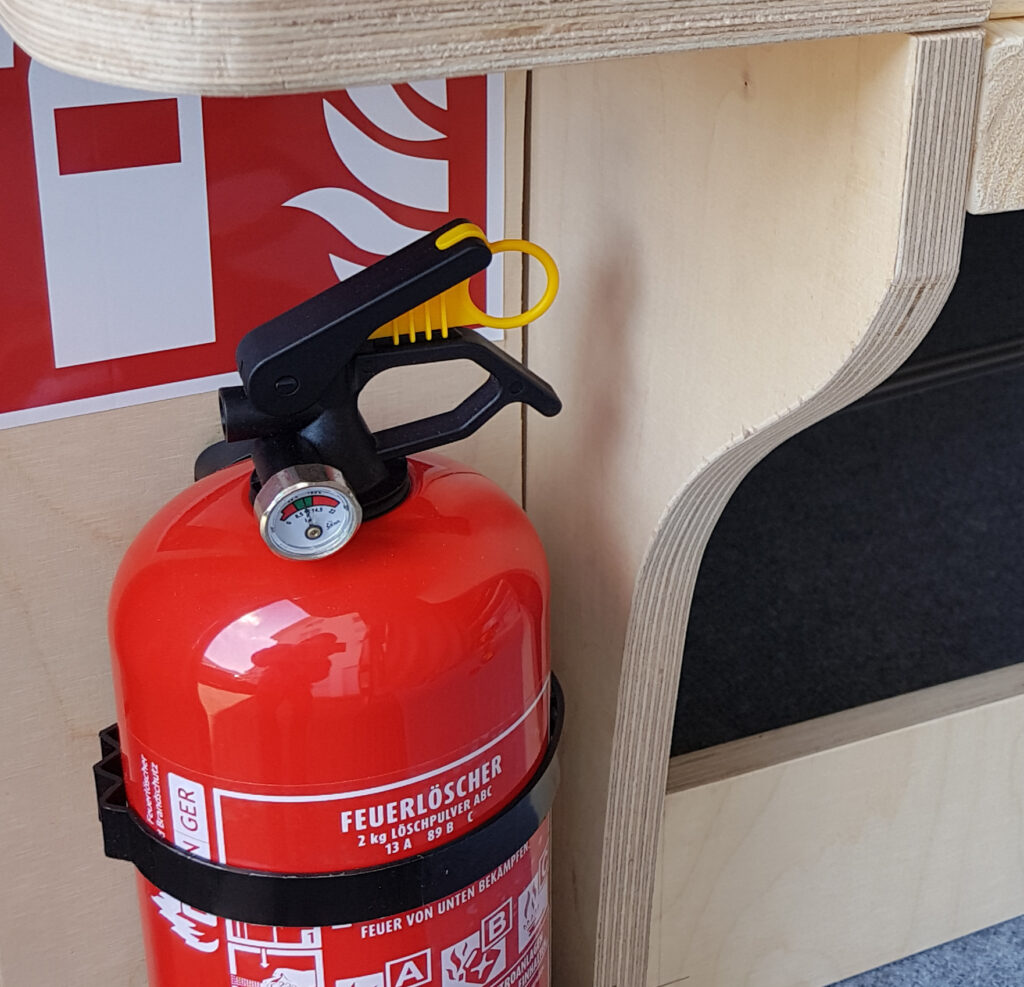 Ein Feuerlöscher hängt im WulliBulli