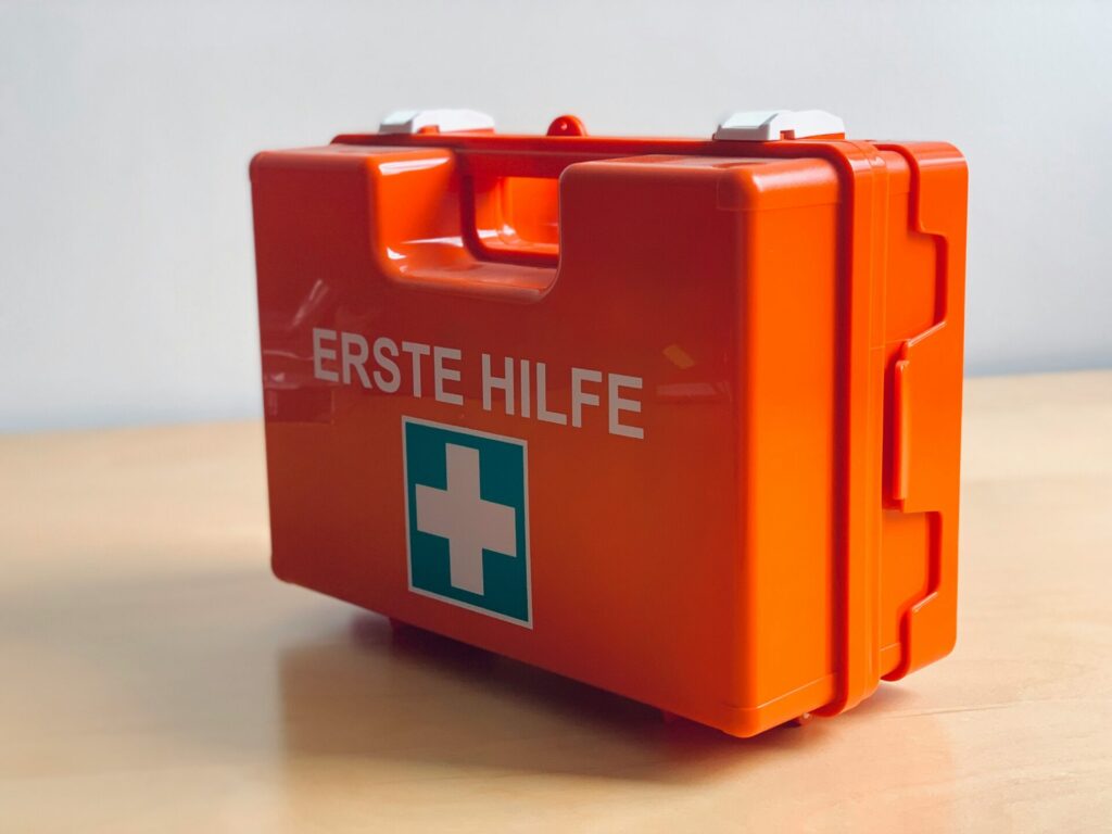 Kapitel3 - Werkzeug: Erste Hilfe Kasten in orange