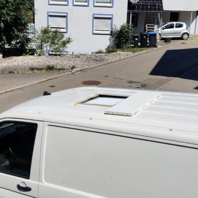Ausbau: Auf dem Bild ist das Das eines VW Transporter zu sehen. Es ist ein viereckiges Loch hineingesägt worden.