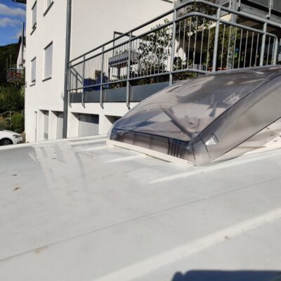 Ausbau: Auf dem Bild ist das Das eines VW Transporter zu sehen. Ein Dachfenster wurde eingebaut.